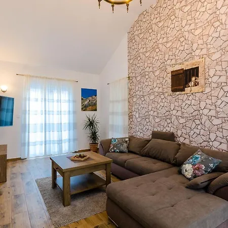 Maris Villa *